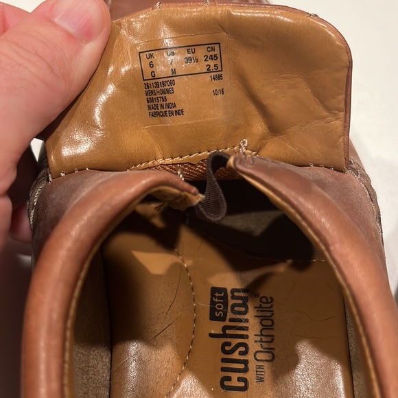 Mens Clarks dress shoes light brown leather.  Comfort orthotic sole - Picture 4 of 4